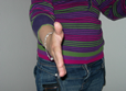 Saludar, dar la mano